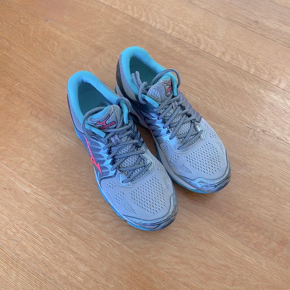 Mizuno running sneakers size 10.5